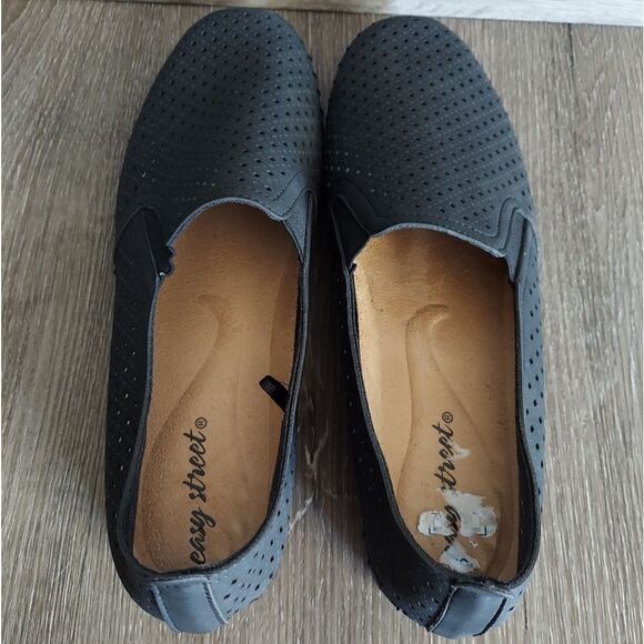 NEW Easy Street Womens Fresh Black Faux Leather Perforated Loafers Shoes 9W - Picture 6 of 9